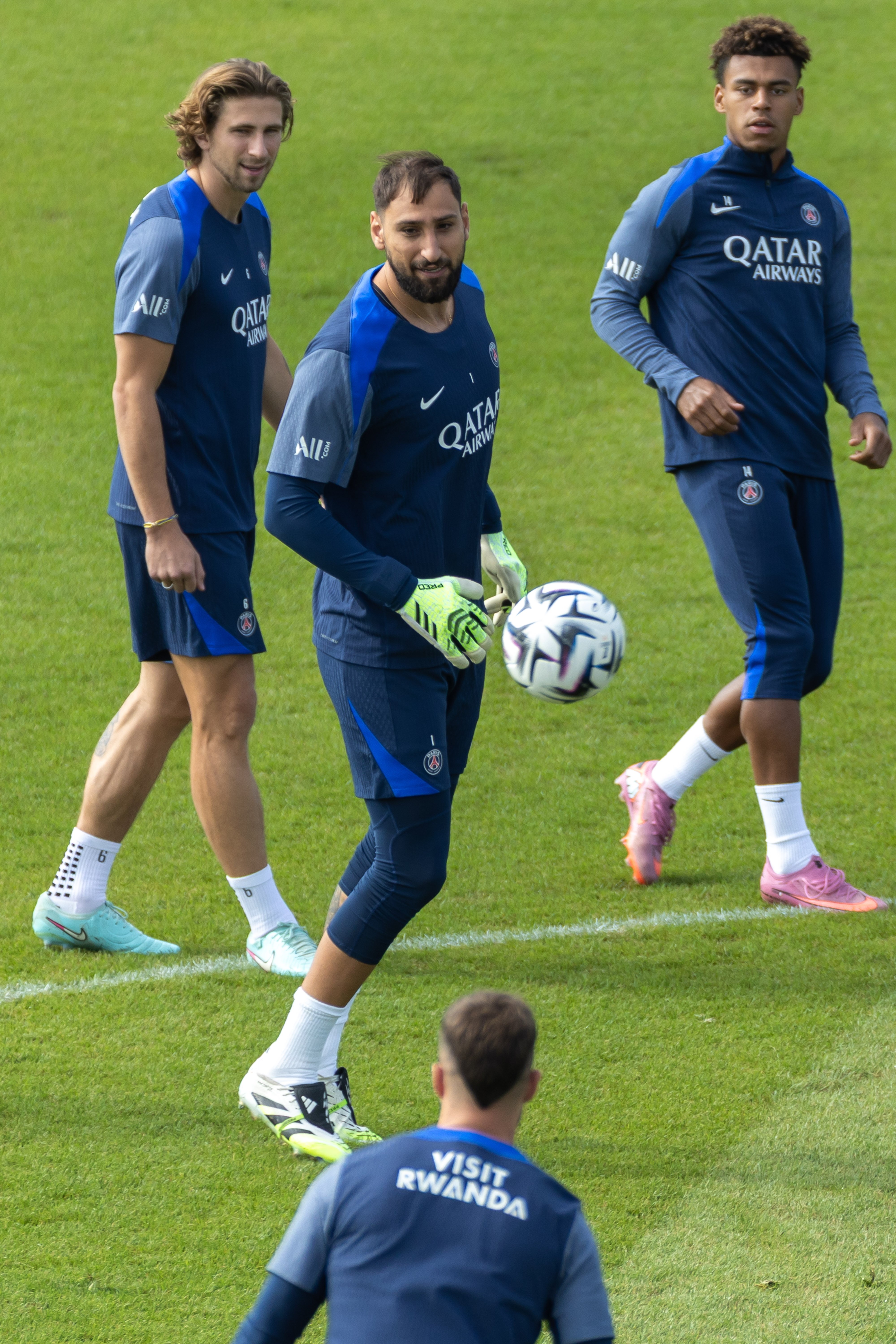 金年会官方登录-包含窗口期巴黎圣日耳曼备战英超，防线松动细节曝光，气氛紧张，训练强度明显提升的词条